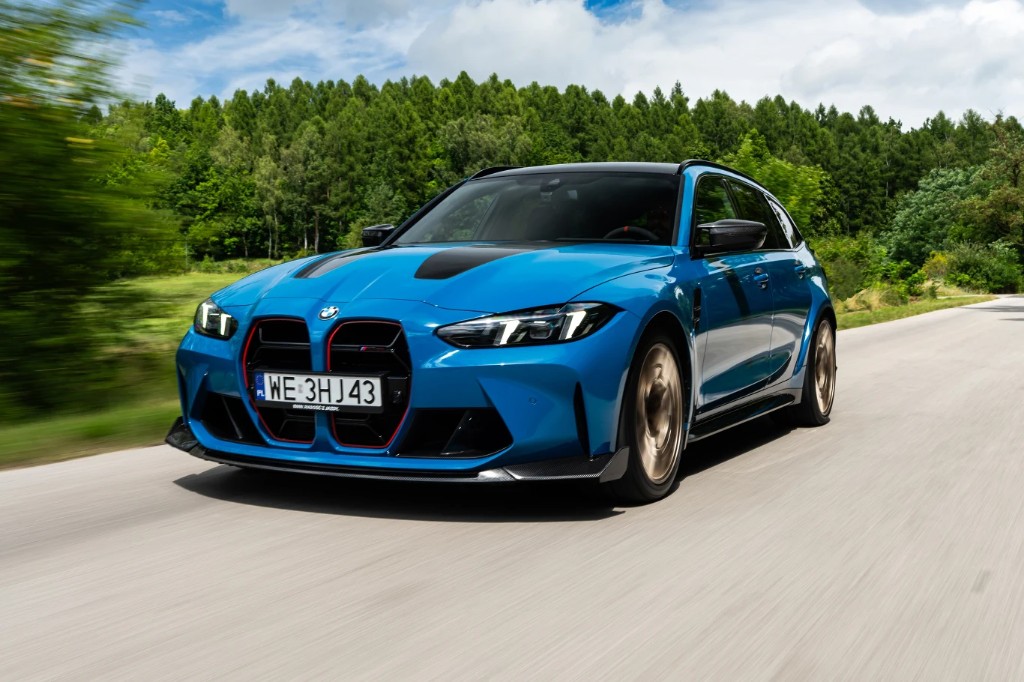 Niebieskie BMW M3 Touring na drodze