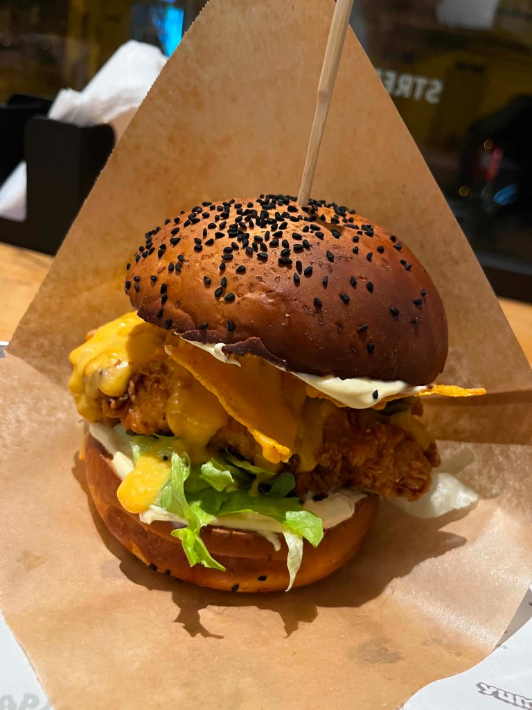 Burger z chrupiącym kurczakiem