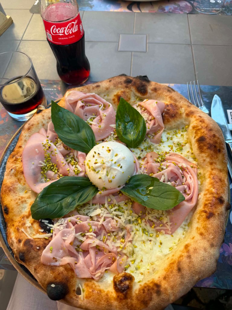 Pizza z mortadellą i burratą