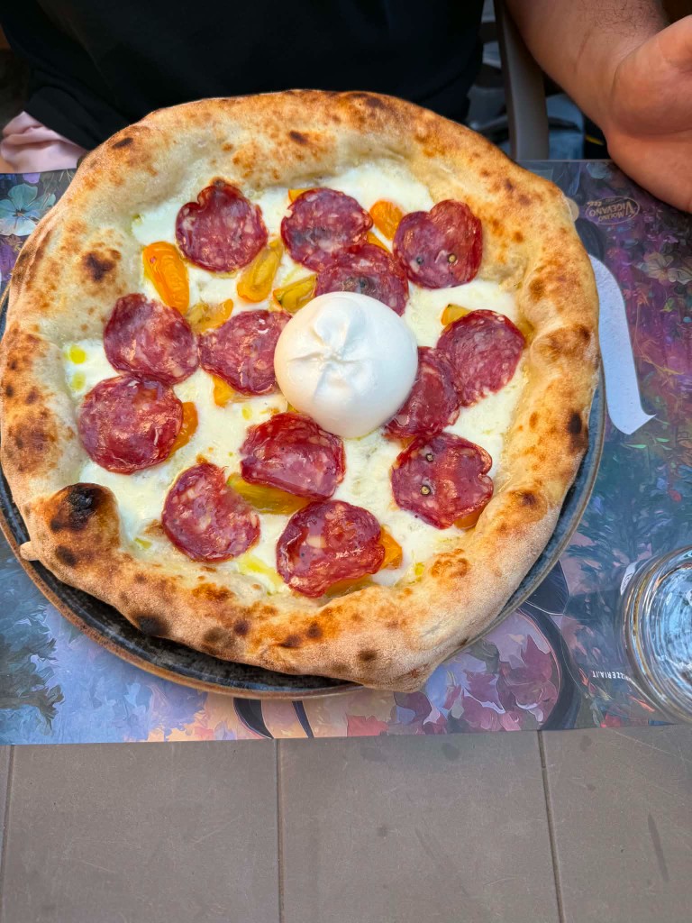 Pizza z salami i burratą